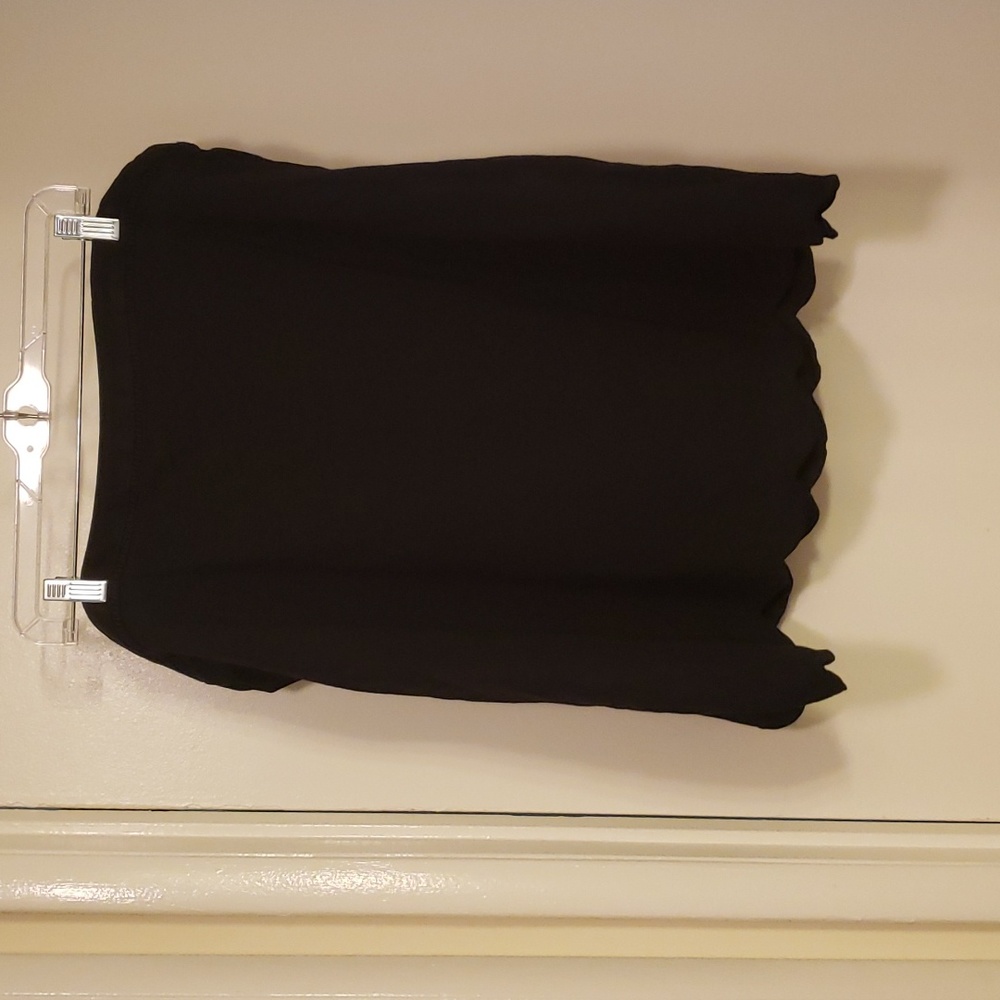 Skirt. Scallop hem pockets. Elastic waist in back